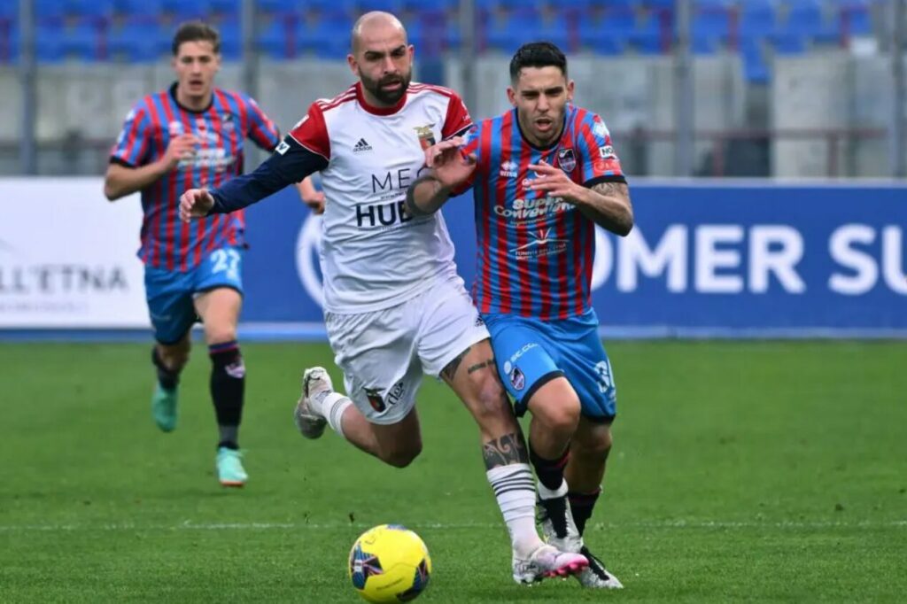 Emanuele Cicerelli in azione con la maglia del Catania