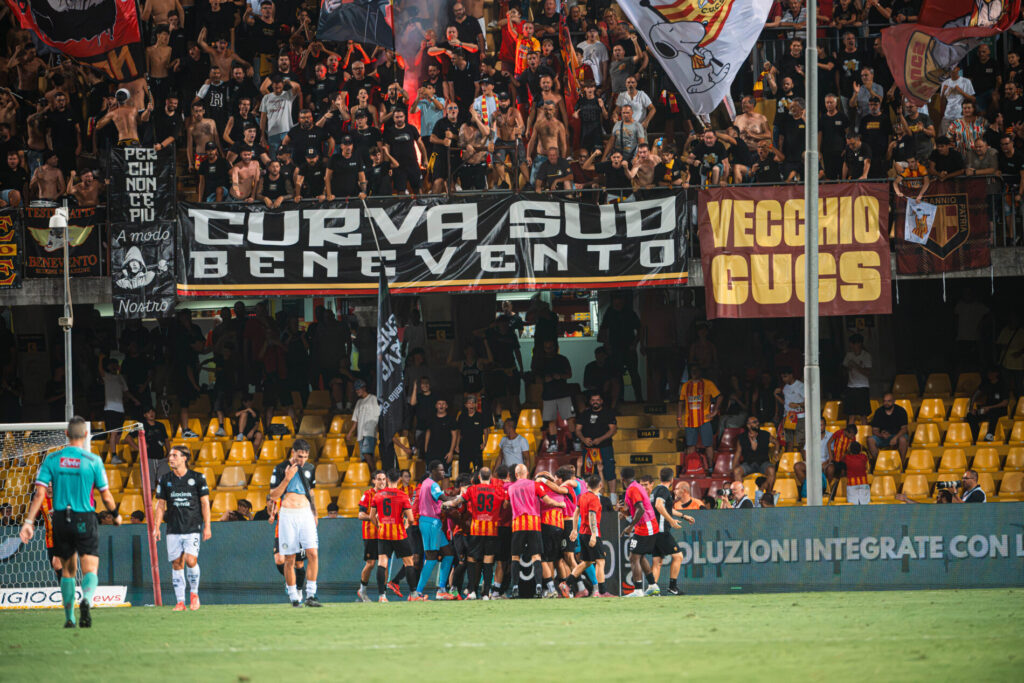 Curva Sud tifosi Benevento squadra
